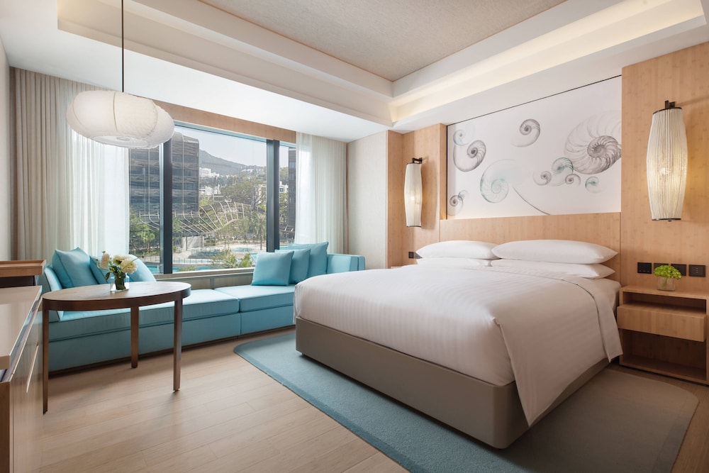 Oversized Tub, M Club Lounge Access, Guest Room, 1 King, Pool View photo 1