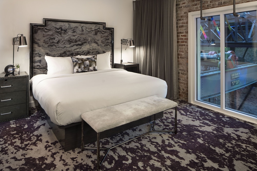 Room, 1 King Bed (View) thumbnail 6
