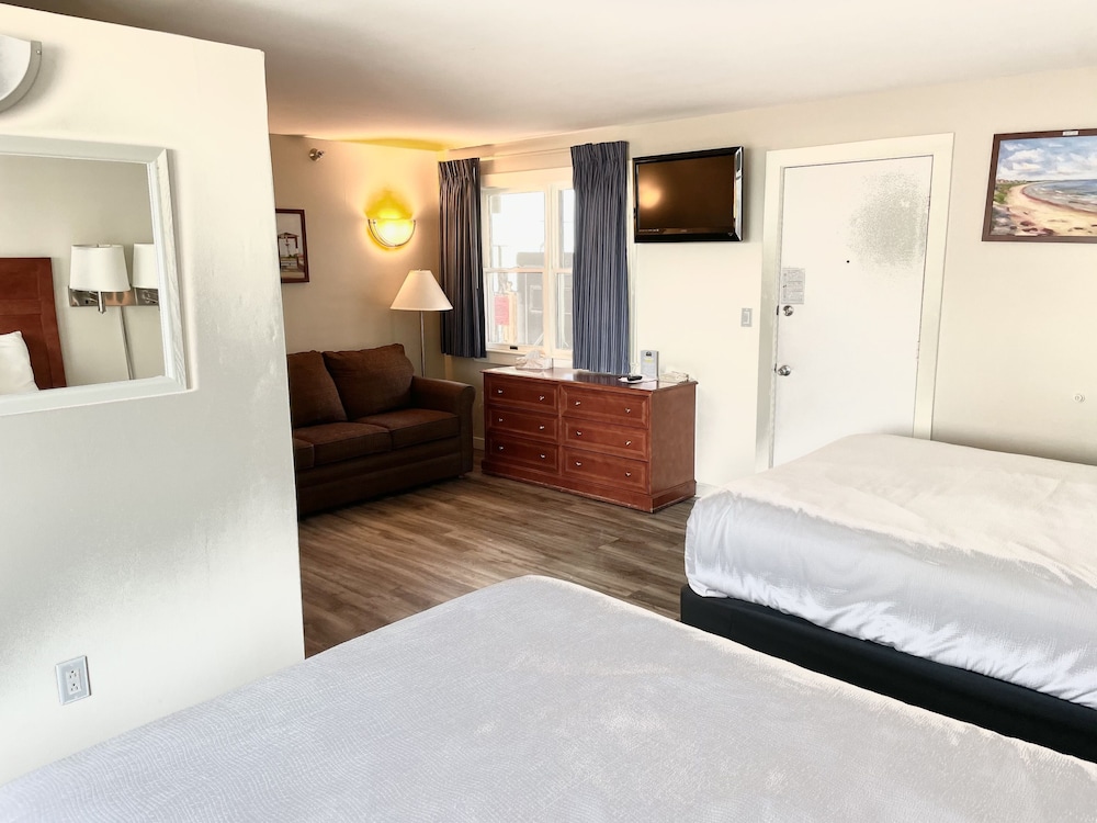 Family Studio Suite, Multiple Beds, Pool View