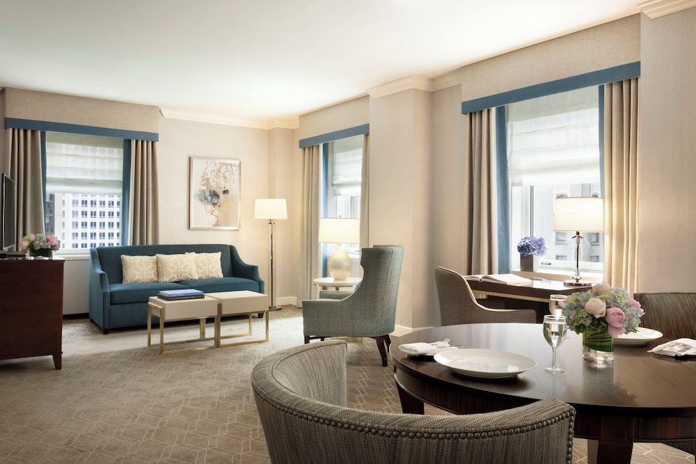 Suite, 1 King Bed (Tub with Grab Bars Hearing Accessible)