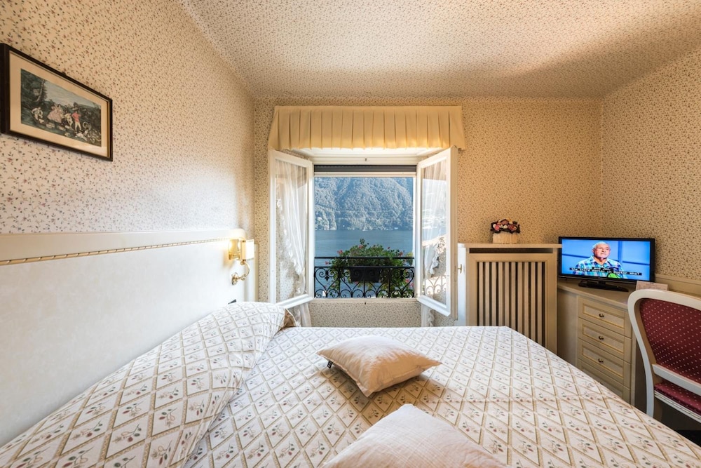 Double Room, Balcony, Lake View photo 2