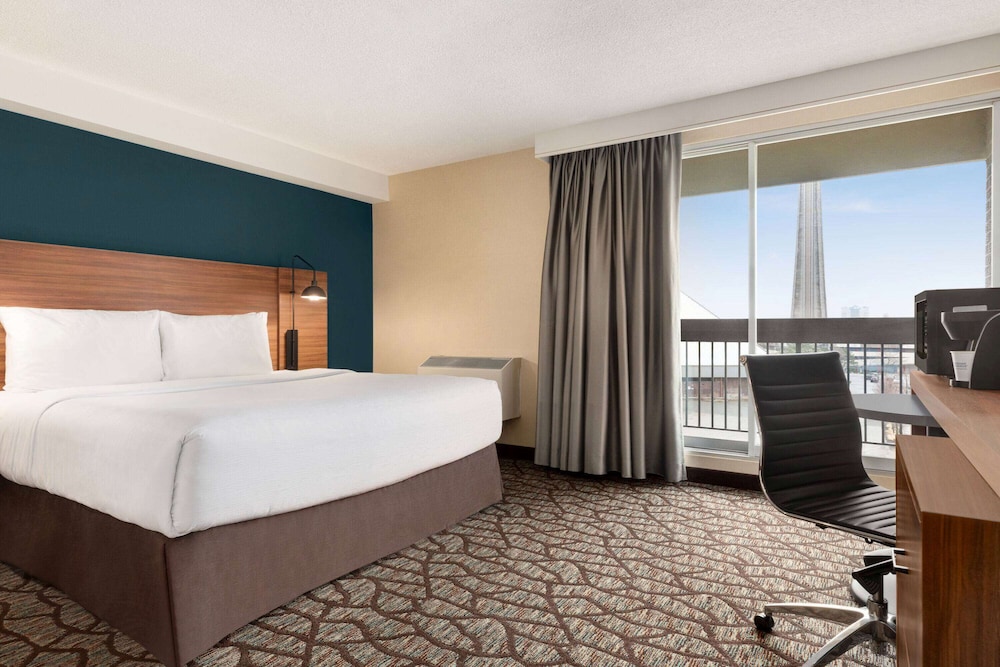 Premium Room, 1 King Bed, Non Smoking, City View (Jetted Tub) photo 1