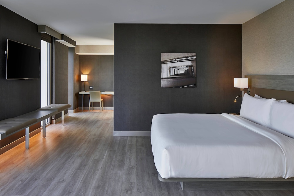 Room, 1 King Bed, Corner - Photo 1