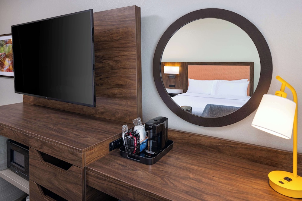 Room, 1 King Bed, Accessible (Hearing) - Photo 4