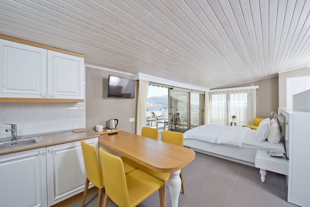Penthouse Suite with Sea and Pool View