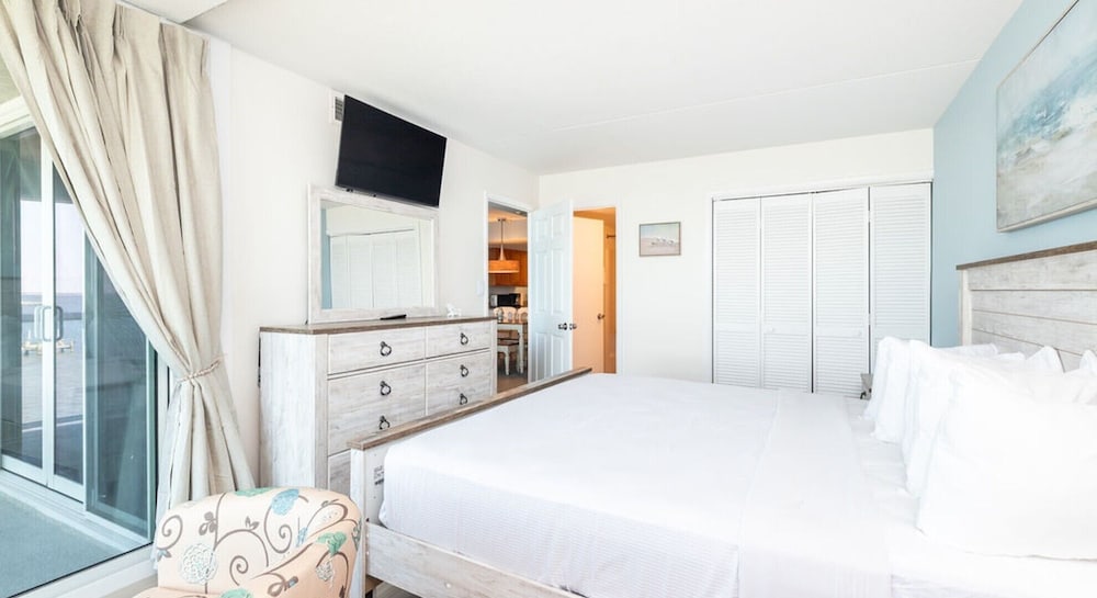 Premium Condo, 2 Bedrooms, Balcony, Bay View