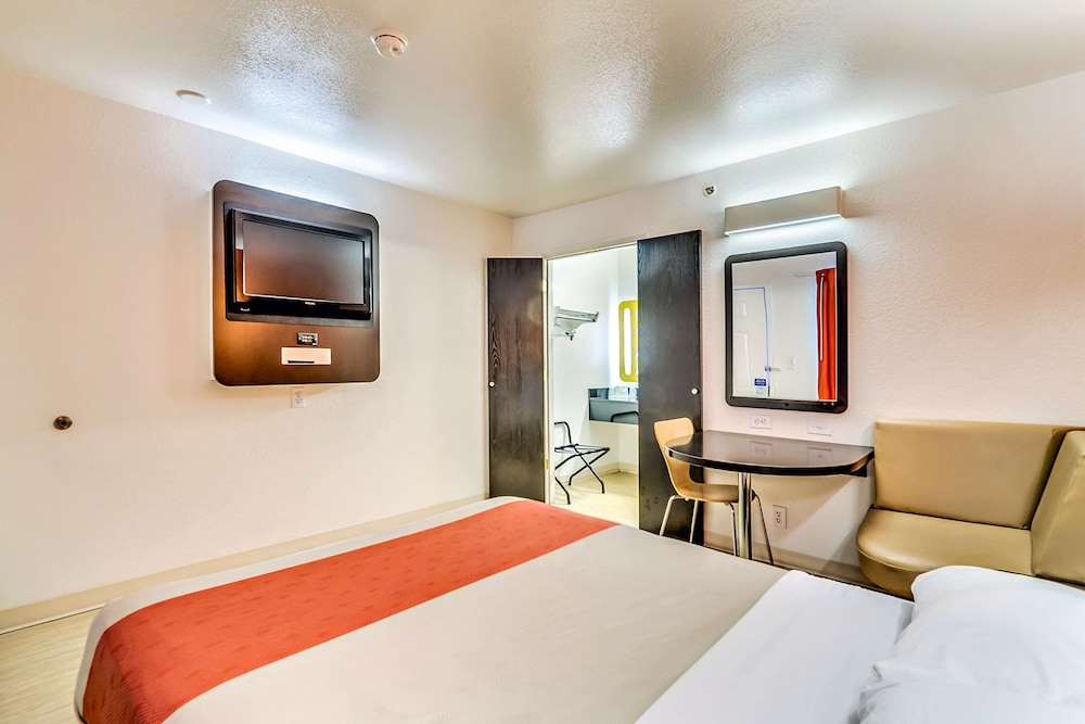 Standard Room, 1 Queen Bed, Non Smoking photo 2