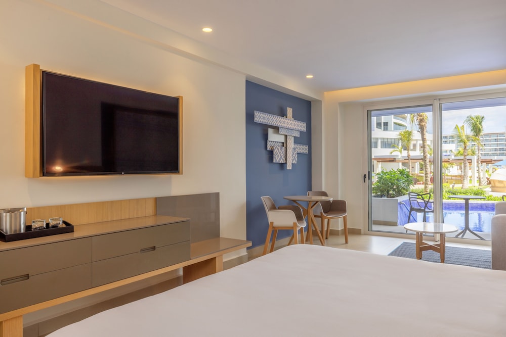 Luxury Junior Suite Swim Out - Photo 5
