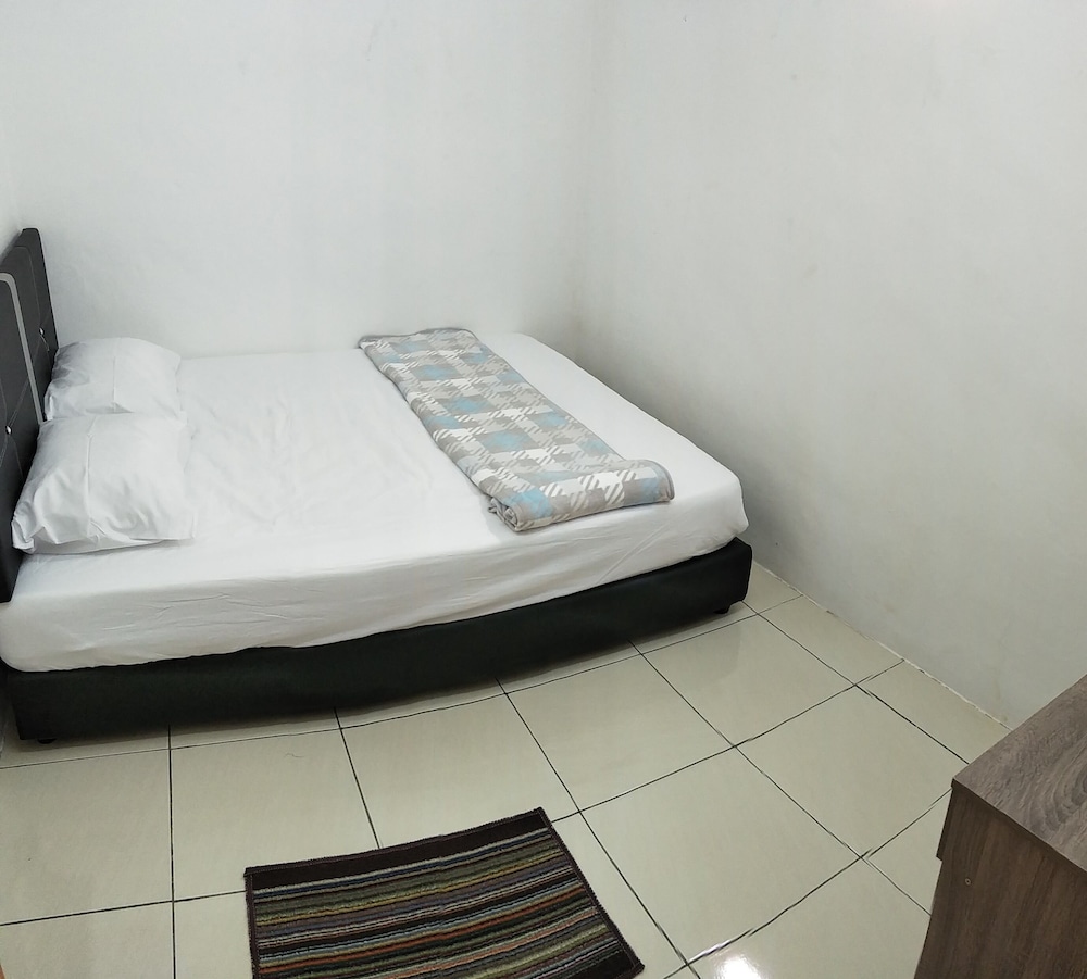 Queen Room, Shared Bathroom photo 2