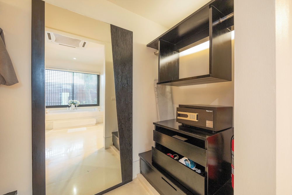 Two Bedroom Pool Suite - Photo 8