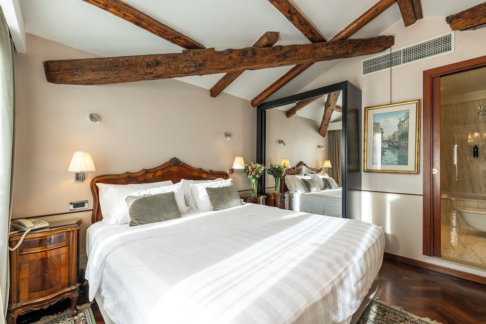 Deluxe Double Room, Terrace, Canal View photo 3