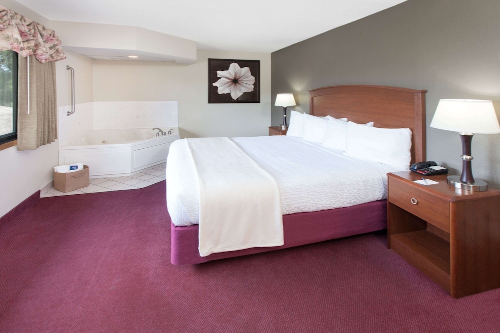 Suite, 1 King Bed, Non Smoking (One-Bedroom) photo 2