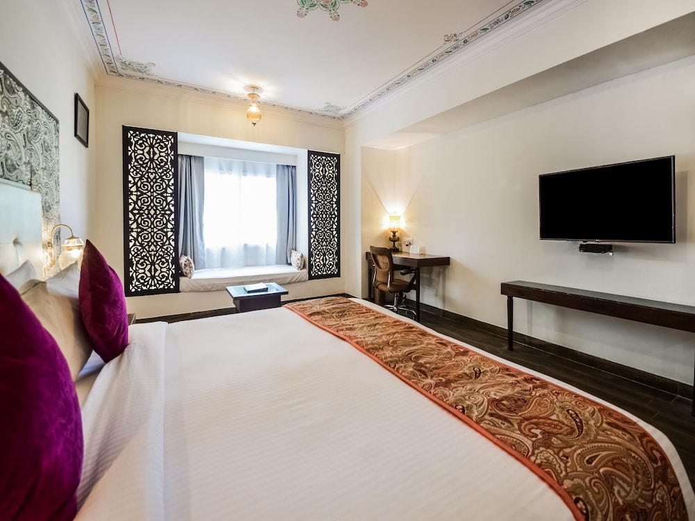 Regal classic room pool view room photo 3
