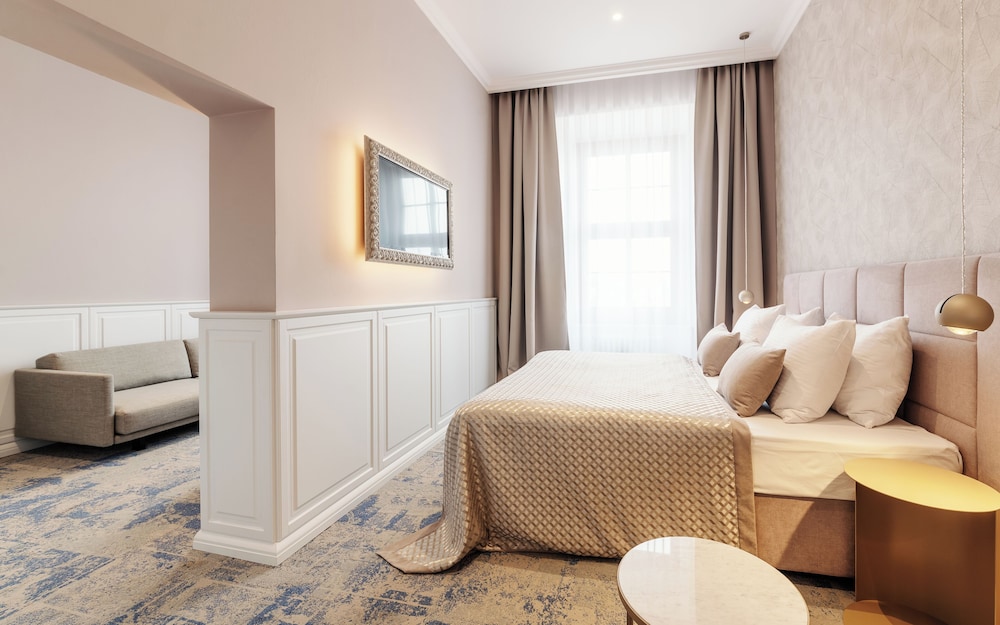 Deluxe Double Room - Photo 10