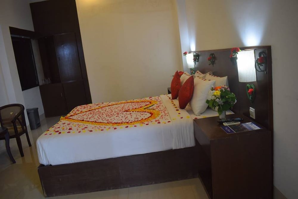 Deluxe Double Room, 1 King Bed, Balcony, Garden View