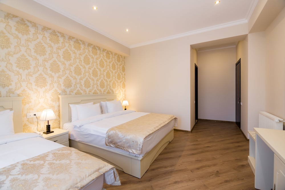 Deluxe Triple Room photo 2