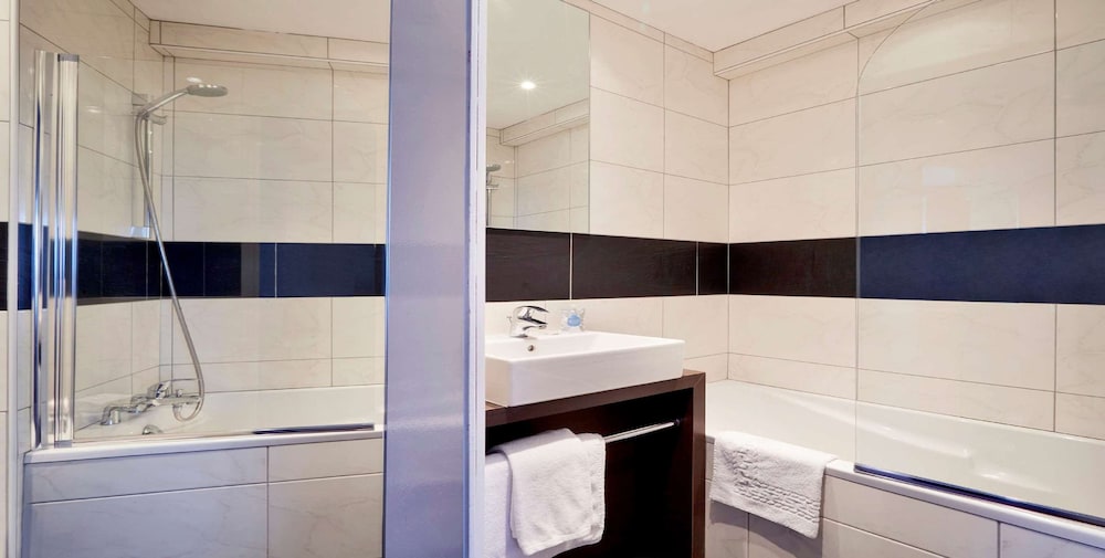 Standard Room, 3 Twin Beds - Photo 4