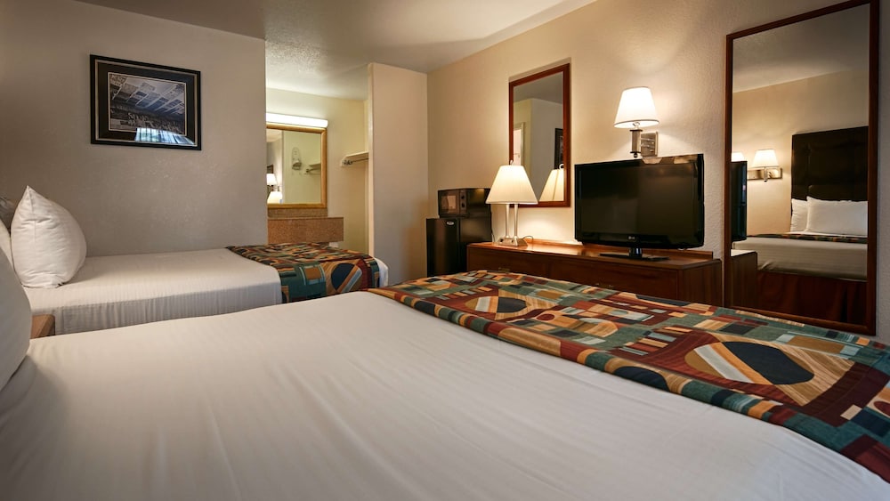 Standard Room, 2 Queen Beds, Non Smoking, Refrigerator & Microwave photo 3