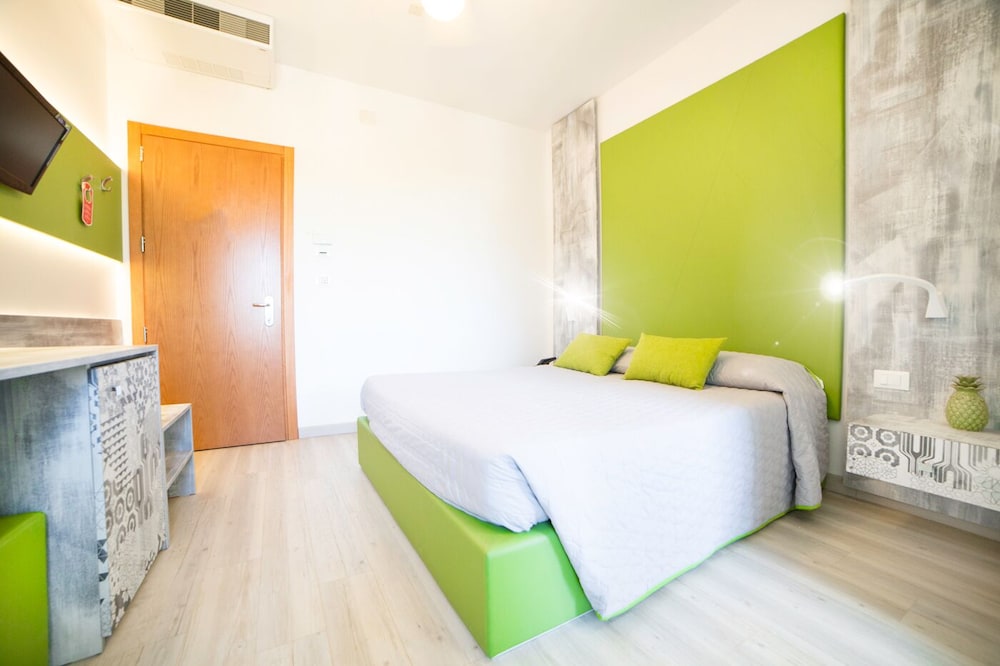 Design Double Room, 1 Bedroom, Refrigerator, Courtyard View