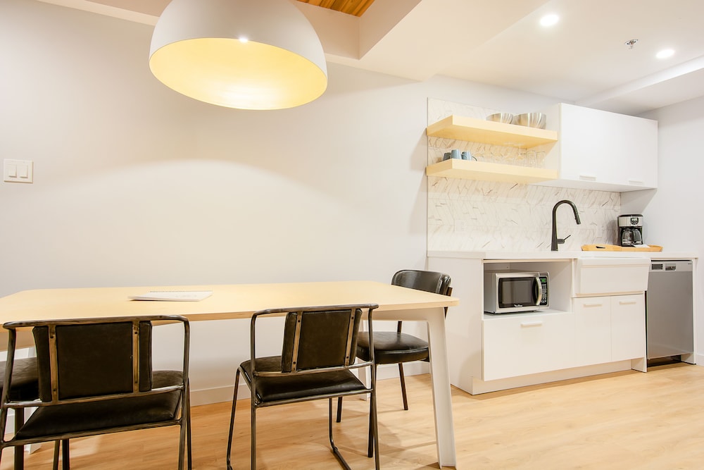 Loft, 1 Queen Bed, Half-Basement (LC101)