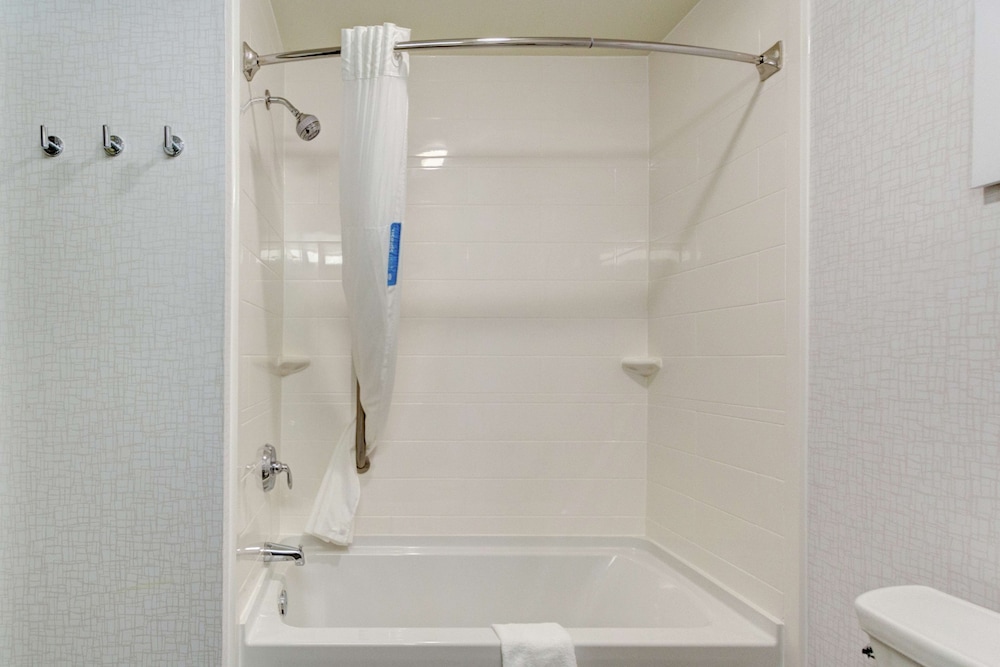 Room, 2 Queen Beds, Bathtub - Photo 4