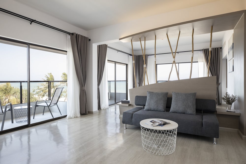 Suite, 1 King Bed (Ocean) - Photo 2