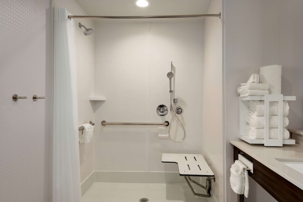 Room, 1 King Bed with Sofa bed, Accessible (Mobility & Hearing) - Photo 4