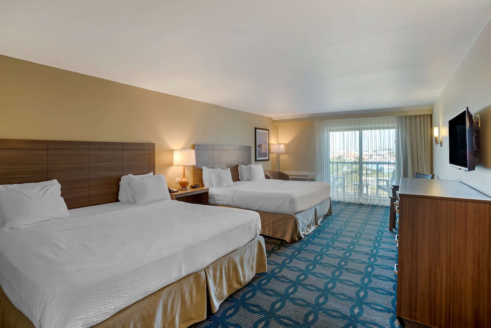Standard Room, Multiple Beds, Non Smoking, Balcony (Shower Only) photo 1