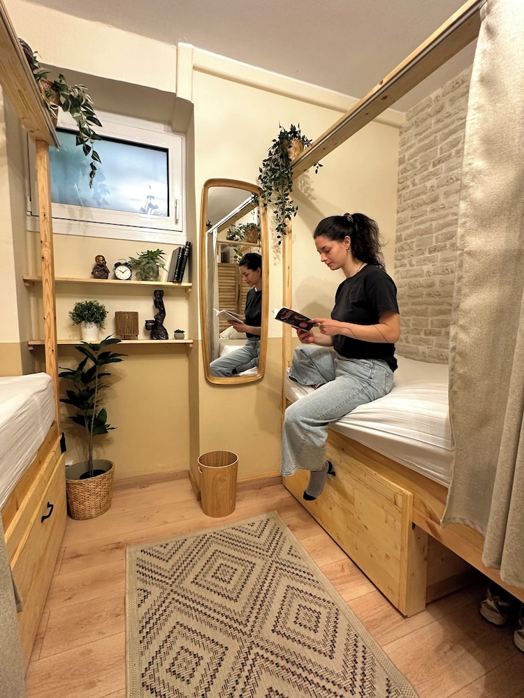 Single Bed in 3-Bed Mixed Dormitory photo 1