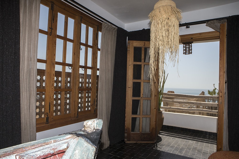 Luxury Suite, 1 Queen Bed, Non Smoking, Ocean View photo 3
