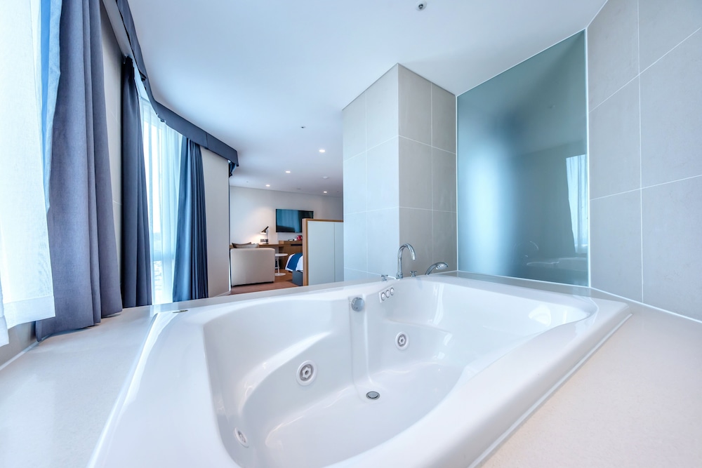 Suite, 1 Queen Bed, Ocean View photo 3