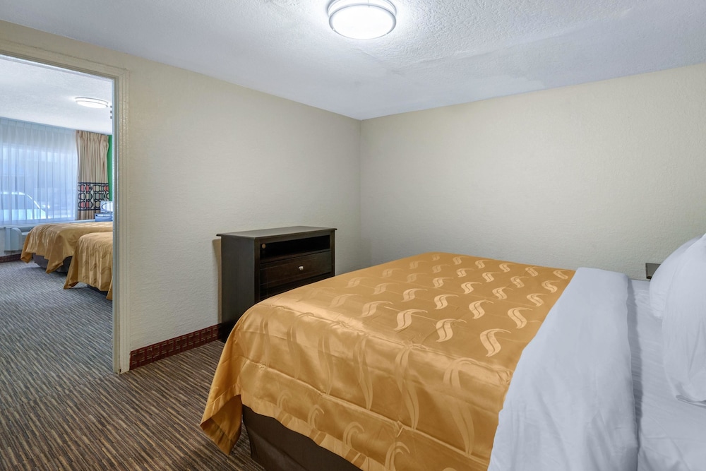 Room, Multiple Beds, Non Smoking - Photo 11