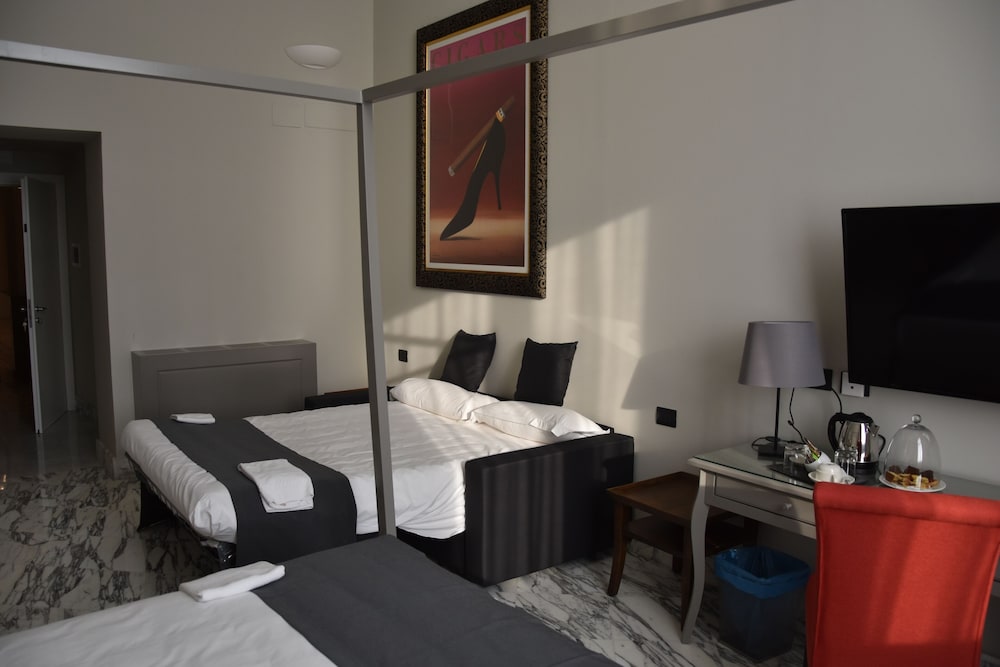 Superior Double Room, 1 King Bed with Sofa bed photo 2