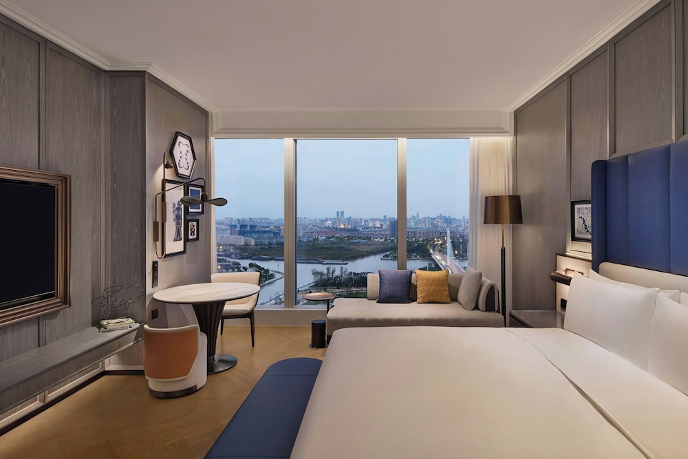 Deluxe Room, 1 King Bed, Canal View photo 1