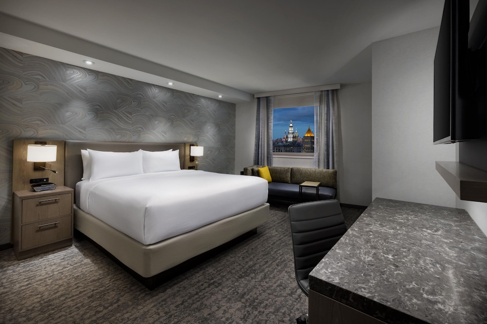 Studio, 1 King Bed, City View, Corner