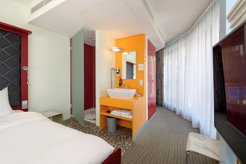 Room, 1 Queen Bed - Photo 8