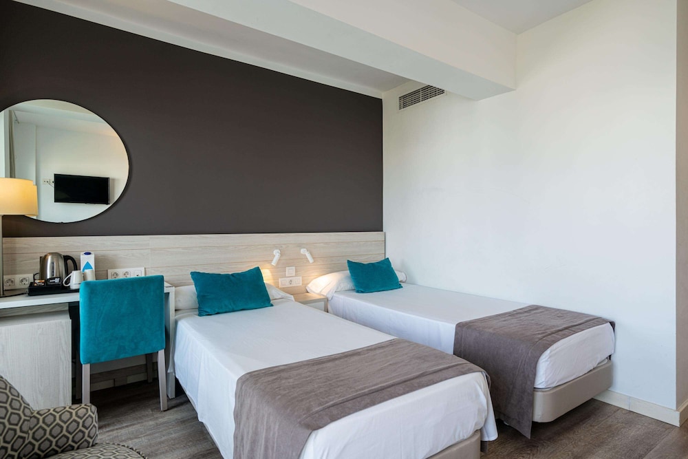 Standard-Doppelzimmer, Balkon, Poolblick thumbnail 5