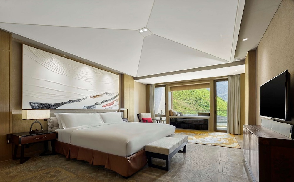 Premium Suite, 1 King Bed - Photo 3