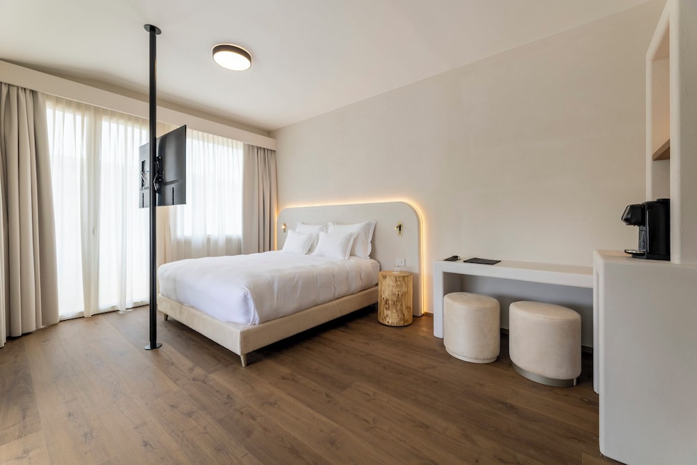 Junior Suite, Hot Tub - Photo 3