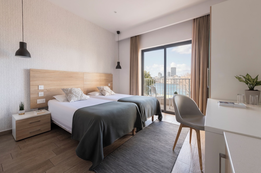 Superior Double or Twin Room (Sea Front) photo 2