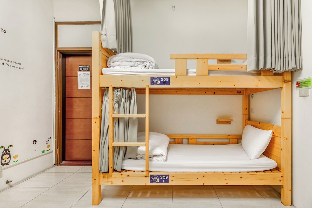 Bed in 4-Bed Male Dormitory Room photo 2