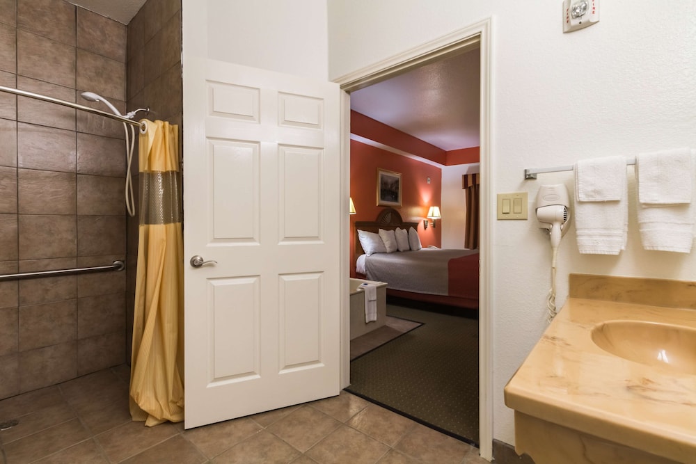 Deluxe Room, 2 Queen Beds, Smoking