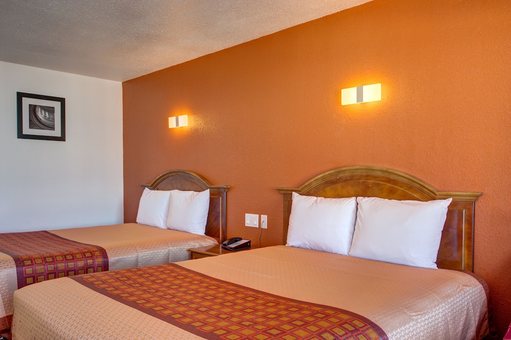 Standard Room, 2 Queen Beds, Non Smoking, Refrigerator & Microwave - Photo 3