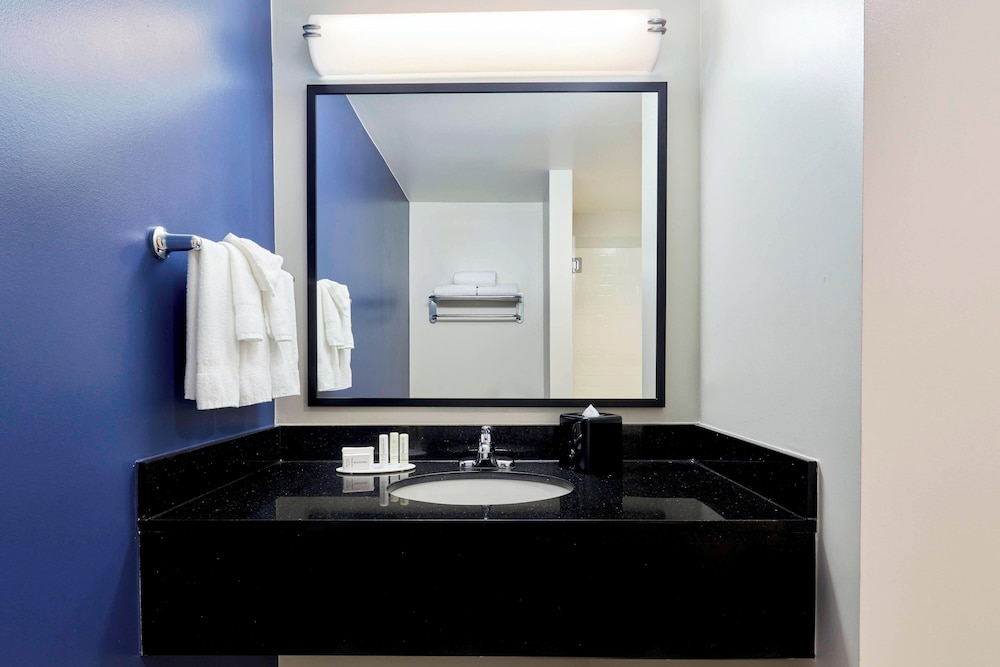 Room, 1 King Bed, (Skyline View) - Photo 7