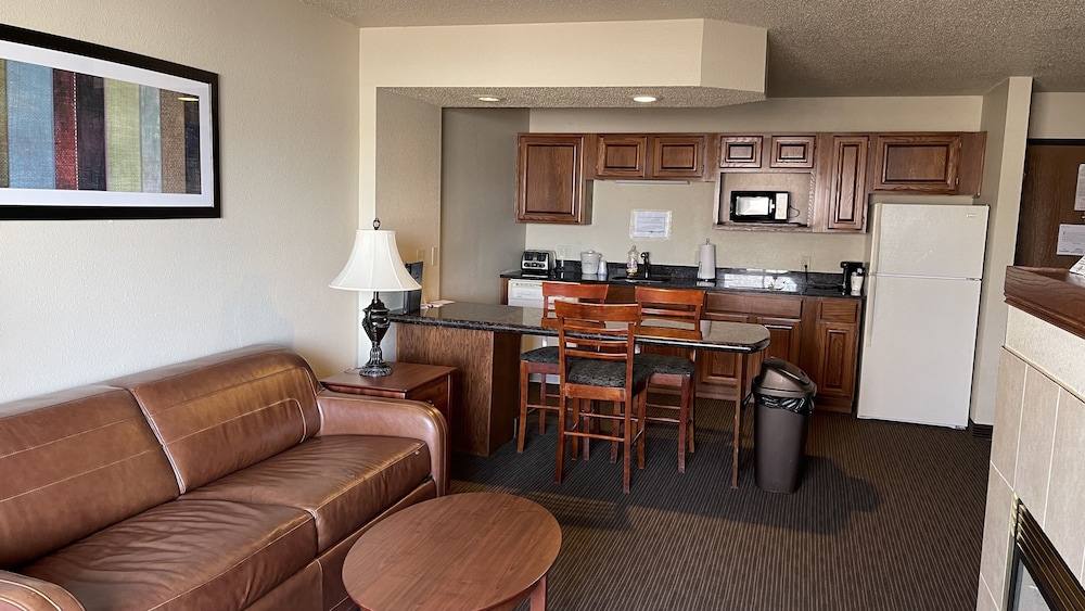 Family Suite, 1 King Bed, Non Smoking, Fireplace (2 Room, Kitchen, Hot Tub) - Photo 5