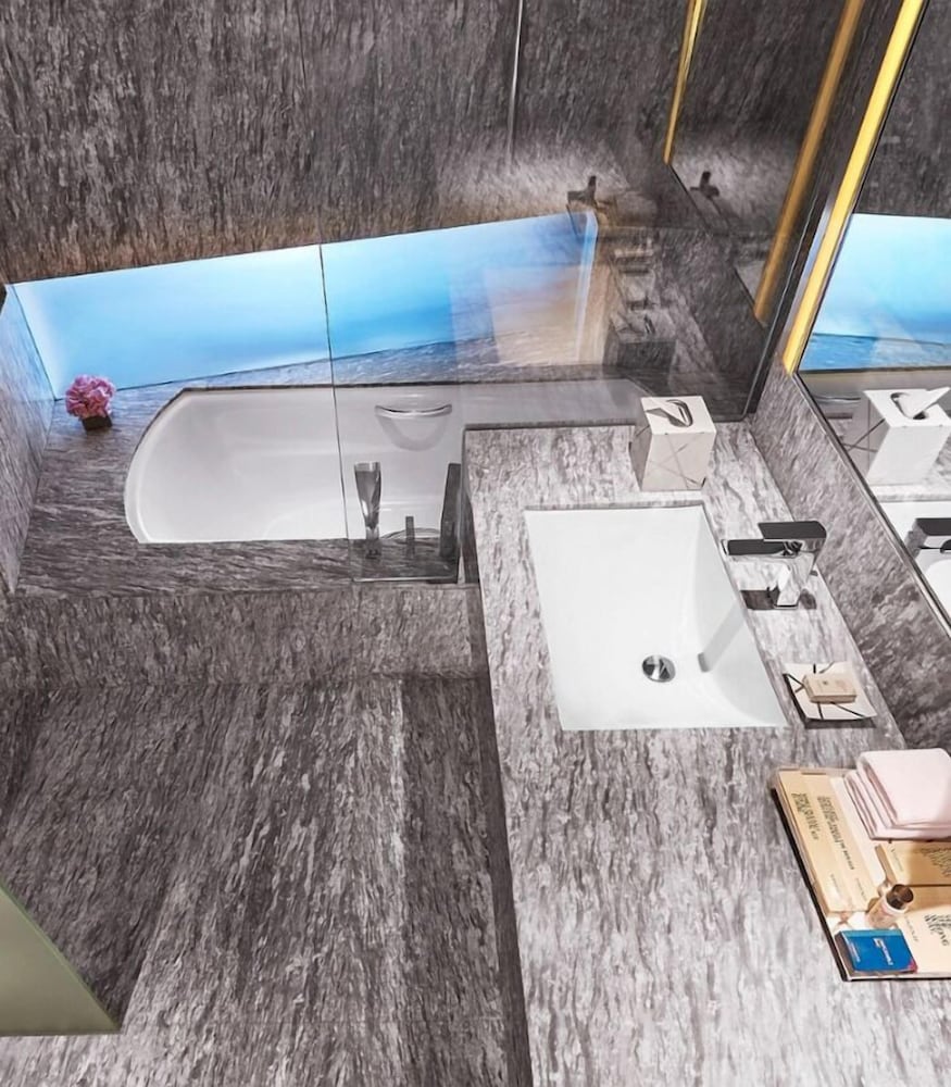 Superior Room, 1 King Bed (Airport View) thumbnail 6