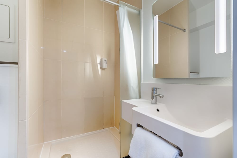 Twin Room - Photo 11