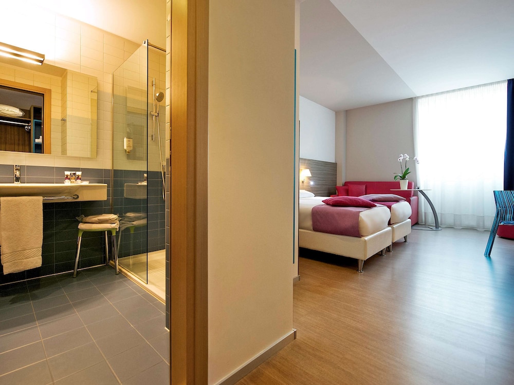 Standard Room, Multiple Beds (4 pax) - Photo 4