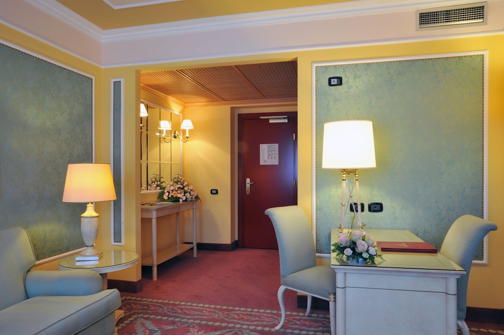 Luxury Suite - Photo 2