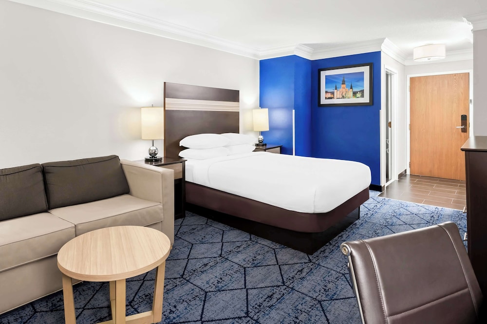 Standard Room, 1 Queen Bed, Non Smoking, Refrigerator & Microwave (with Sofabed) - Photo 2